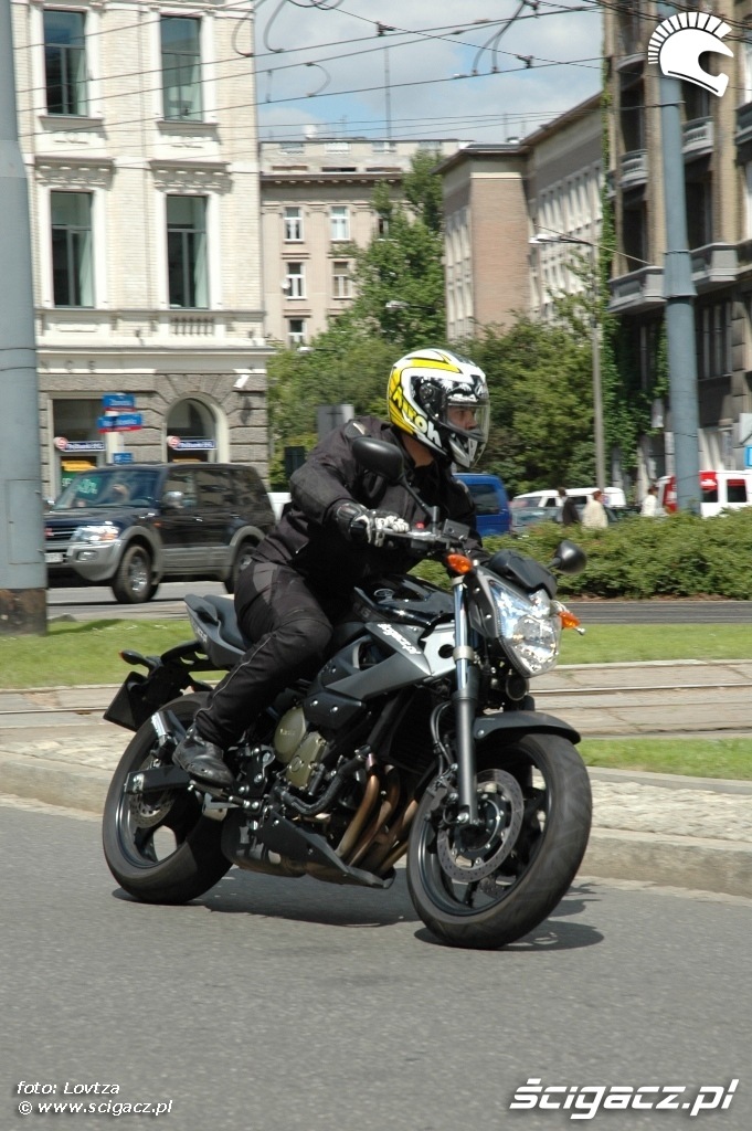 Lewy zakret Yamaha XJ6 2010