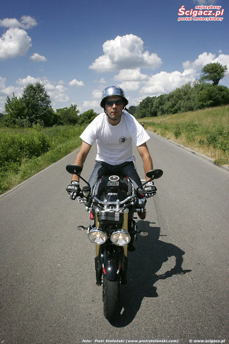 triumph stoppie1