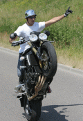motocykle triumph wheelie3