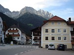 Miasteczka w gorach Alpy na motocyklu