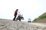 Motocyklista w czasie wyprawy