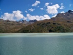 Sztuczne jezioro w gorach