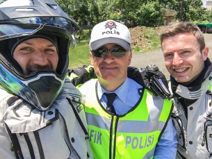 Gruzja na motocyklu 2017 policjant