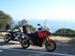 Motocyklem w Hiszpanii przy urwisku