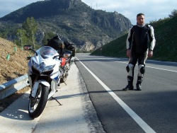 Zima na motocyklu w Hiszpanii na trasie