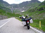 motocykl miedzy gorami