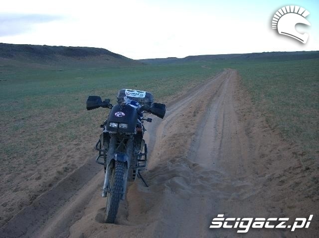 XT 600 na piaskowej drodze