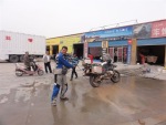 kashgar mycie motocykla wyprawy motocyklowe londyn-pekin