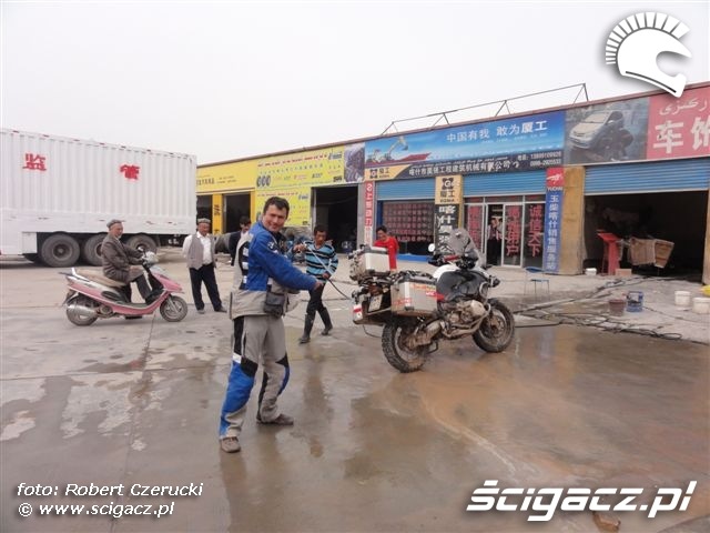kashgar mycie motocykla wyprawy motocyklowe londyn-pekin