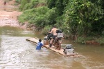 Przeprawa na tratwie w Laosie