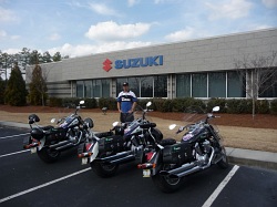 intrudery przed fabryka Suzuki