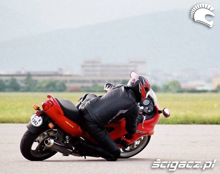 GSX600F na kolano 2