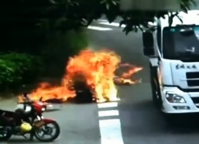 motocykl w ogniu