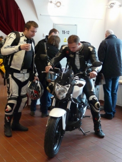 Wystawa motocykli przymiarka