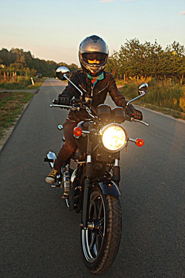 Weronika Kwapisz na motocyklu