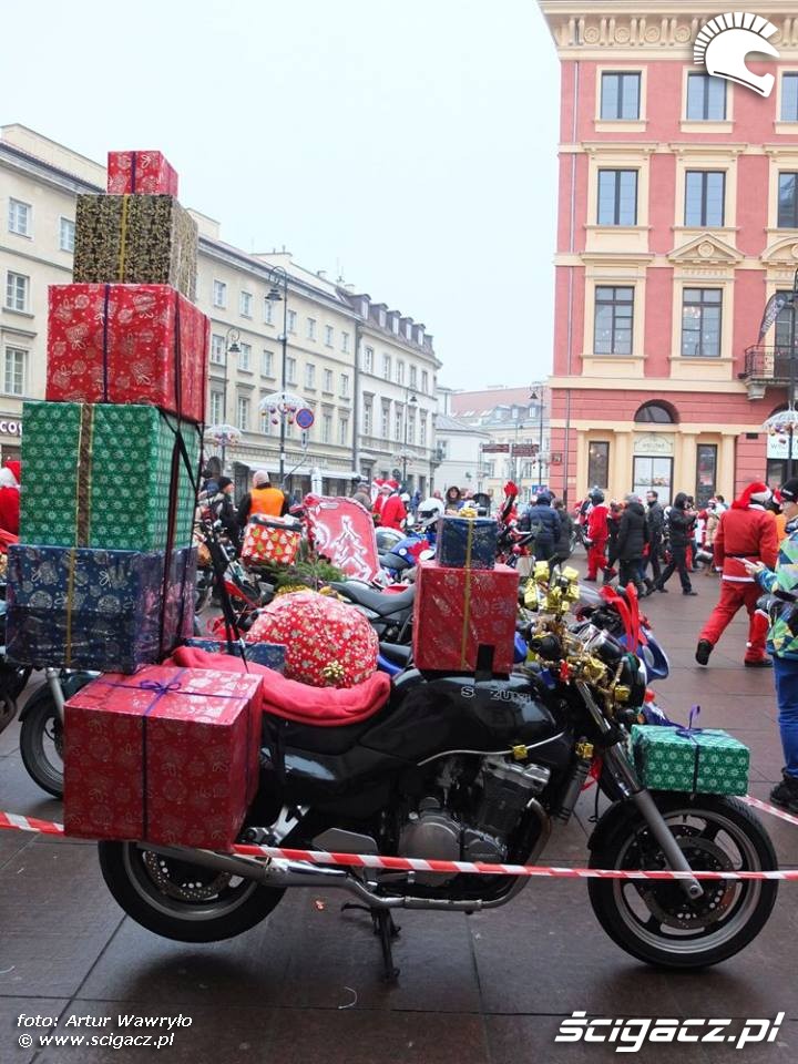 motocykl z prezentami