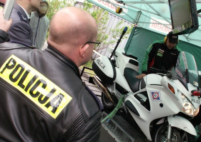 policja na hamowni Lodz 2011 Motocyklowa Niedziela na BP z