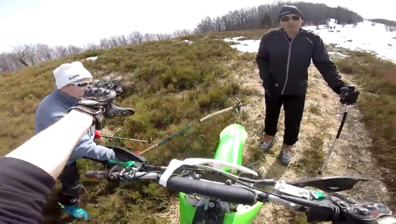 atak na motocykliste z