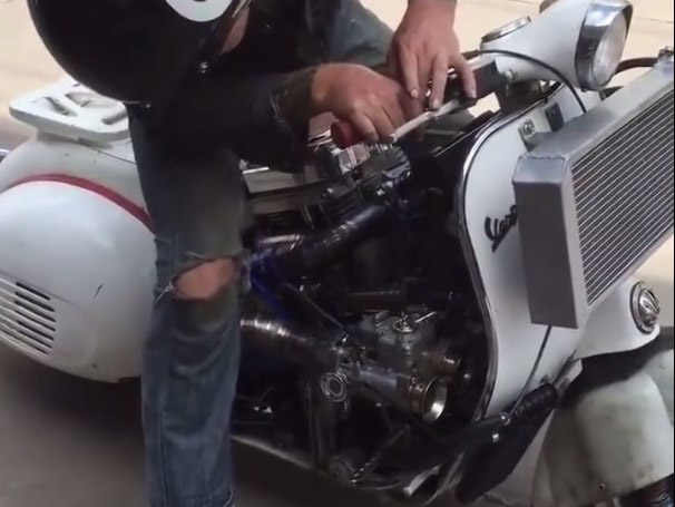 Vespa z silnikiem V2 z