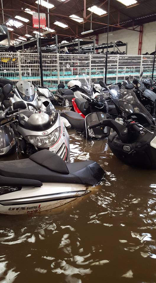 powodz francja motocykle pod woda