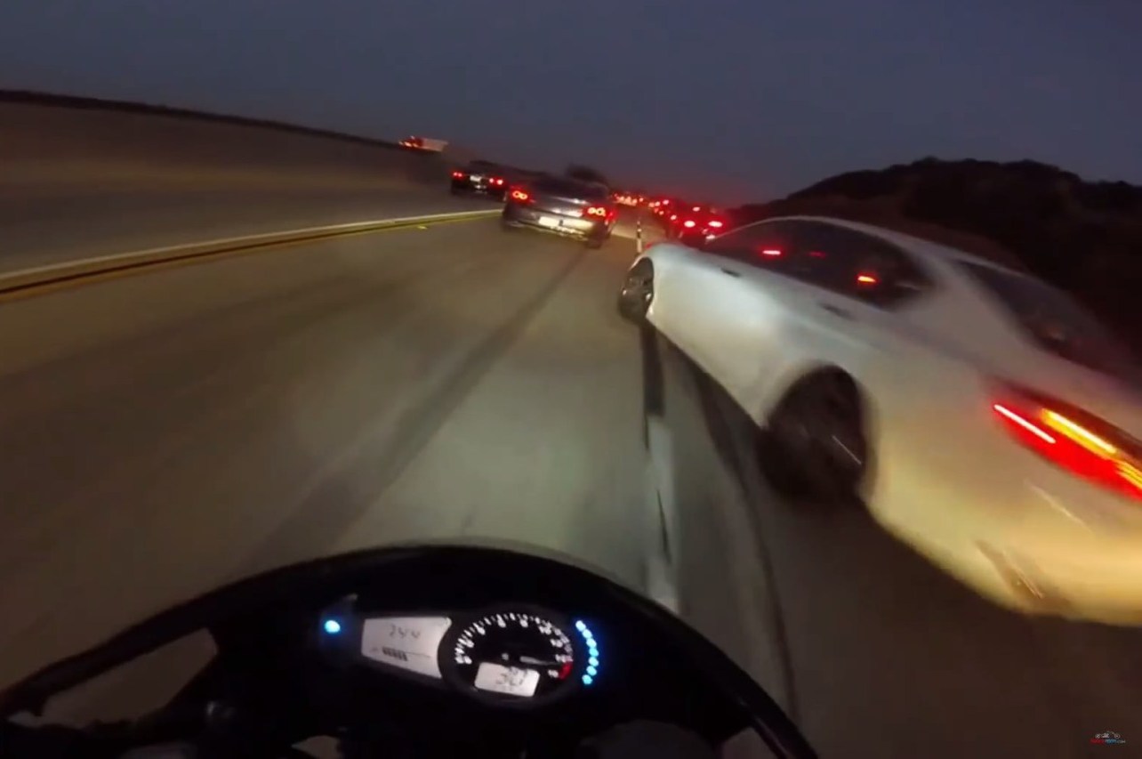 motocyklista uderza w auto z