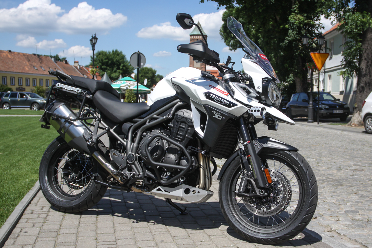 na chodniku Triumph Explorer XD z