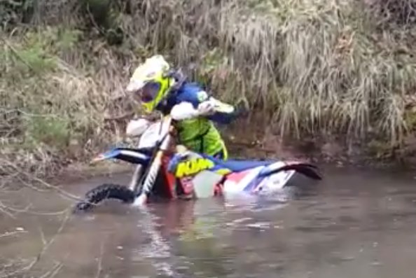 wyciaganie motocykla z wody