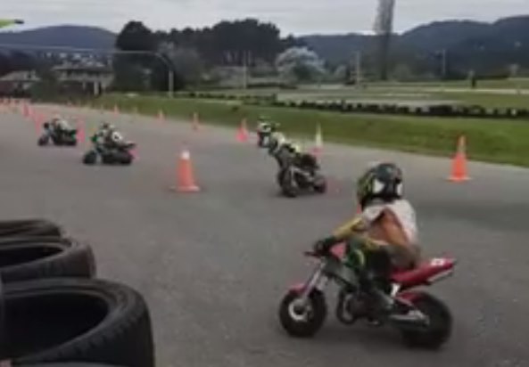 dzieci na torze motocyklowym