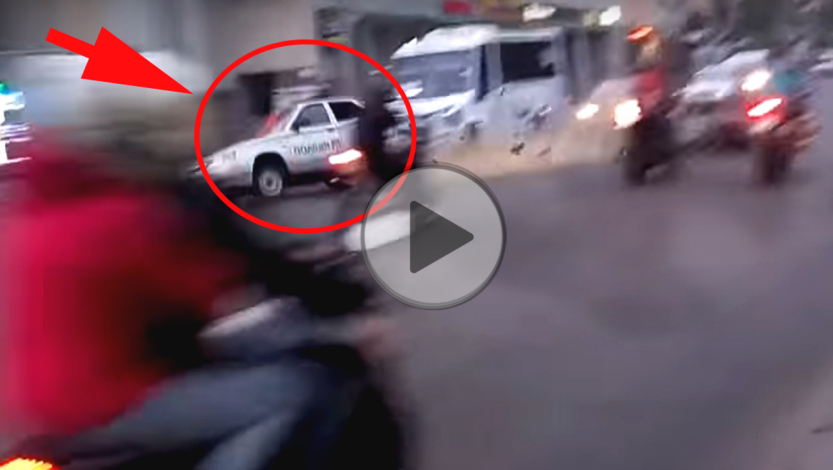 wypadek policji i motocykla w rosji radiowoz koziolkuje z