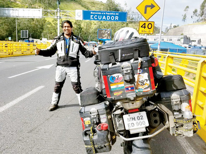 Motocyklowy turysta z Indii