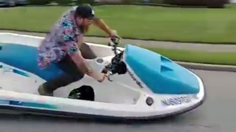 skuterem wodnym po ulicy z