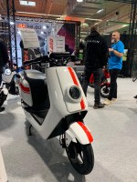 Warsaw Moto Show 2019 skuter elektryczny NIU bialy