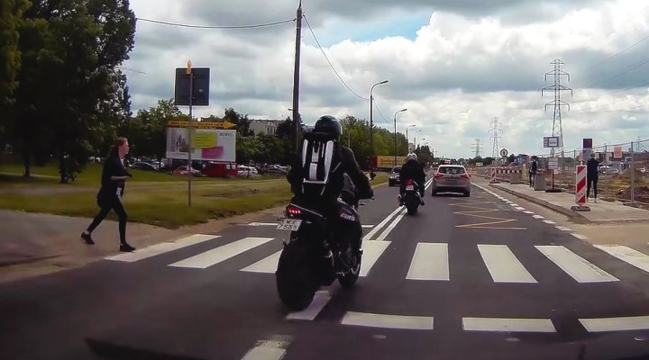 przejscie dla pieszych motocykl z