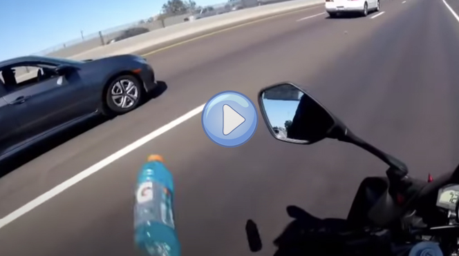 rzuci butelka w motocykl z