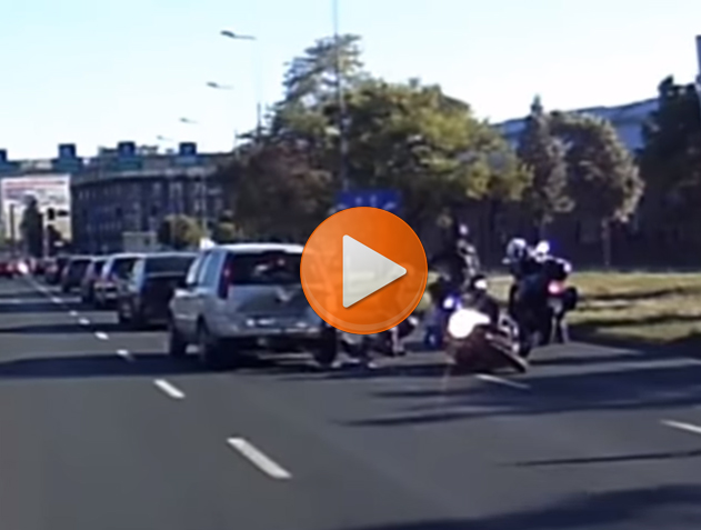 policjant na motocyklu wypadek