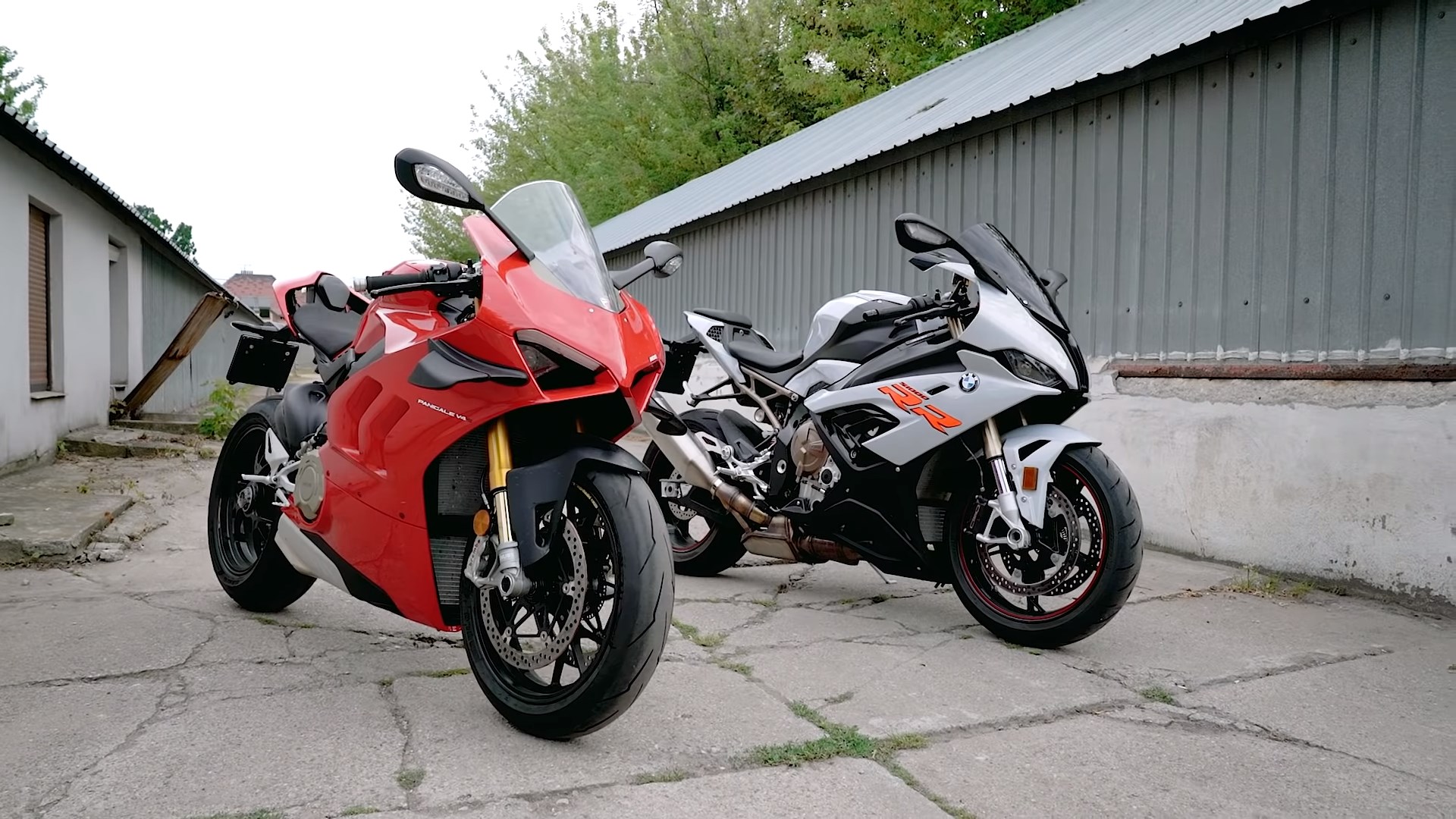 Zdjęcia: BMW S1000RR Vs Ducati Panigale V4S - Ducati Panigale V4S vs