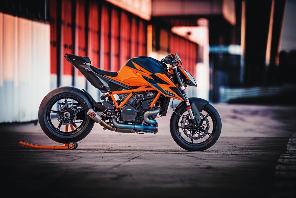 Zdjęcia 2021 ktm super duke rr 3 Zly blizniak KTM przygotowuje 1290