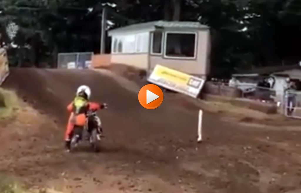 maly chlopiec bohater z