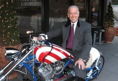Joe Biden na motocyklu