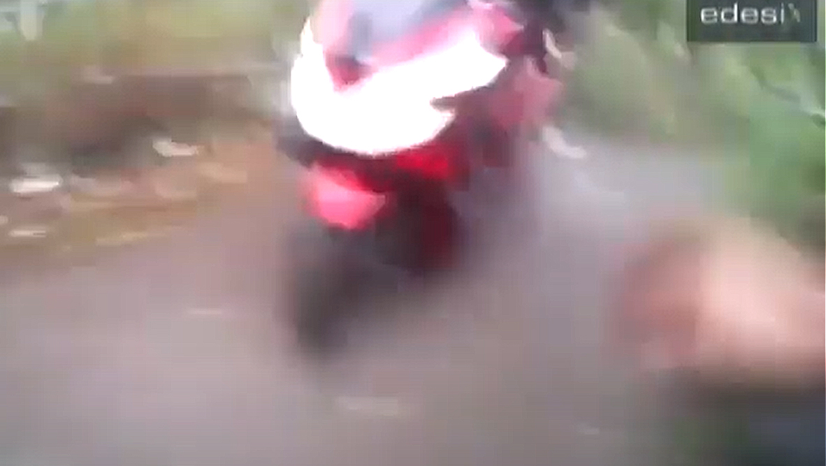 PC Adam Fegan zatrzymuje zlodzieja motocyli w parku