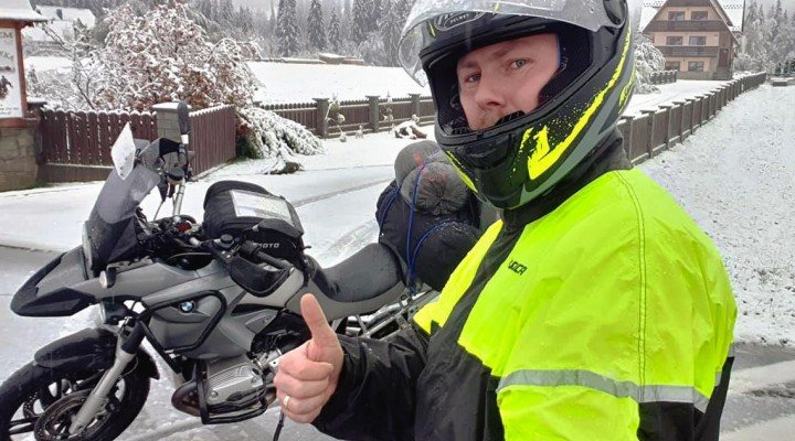 jazda motocyklem w sniegu