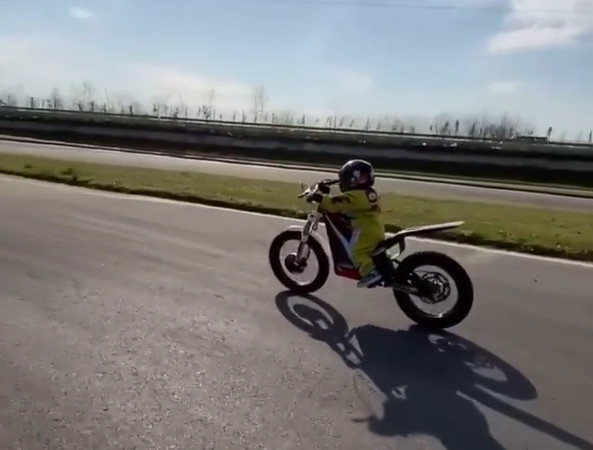 dziecko na motocyklu