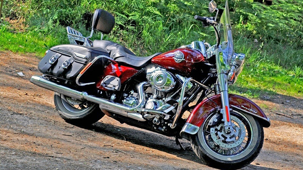 Harley Davidson Road King z profilu z