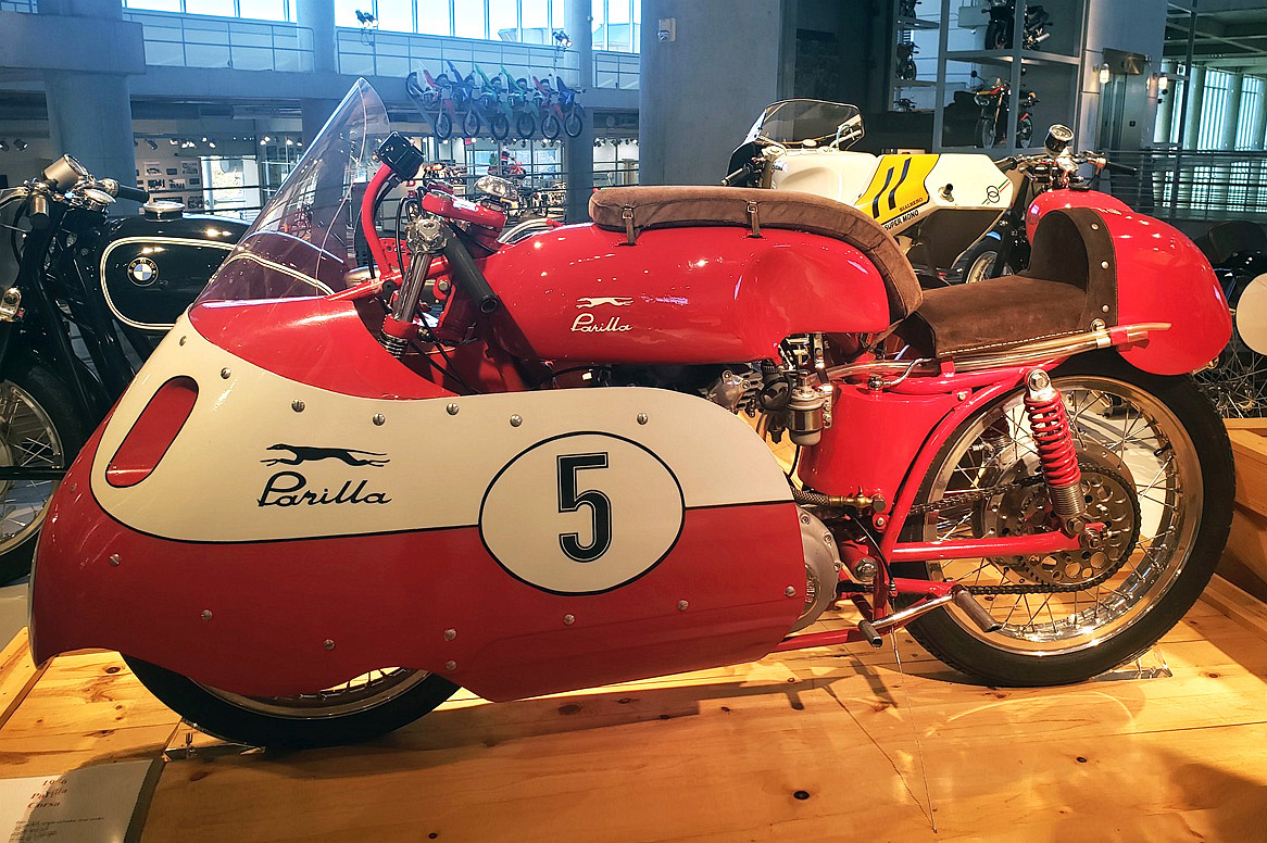 Motocykle Parilla eksponowane w amerykanskim muzeum Barber z