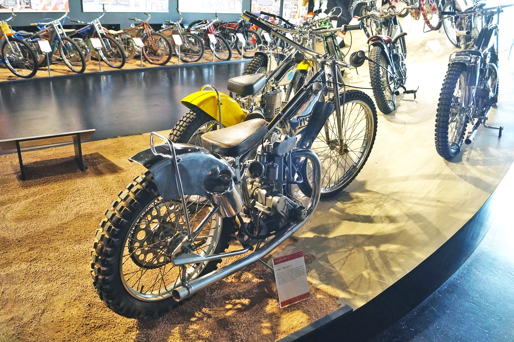 Polski motocykl zuzlowy FIS na ekspozycji w muzeum Haynes z