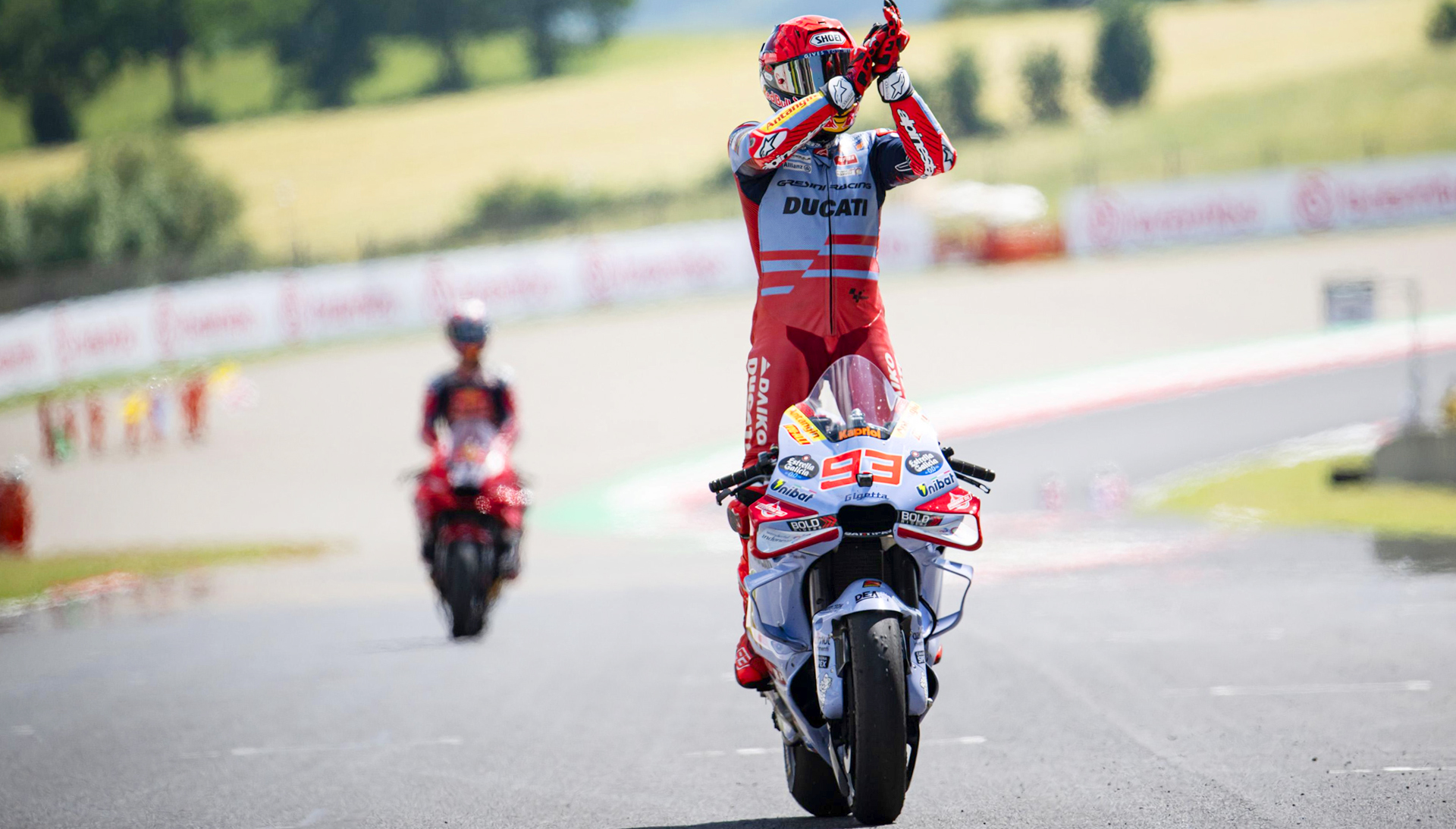 lewis hamilton w motogp gresini racing team