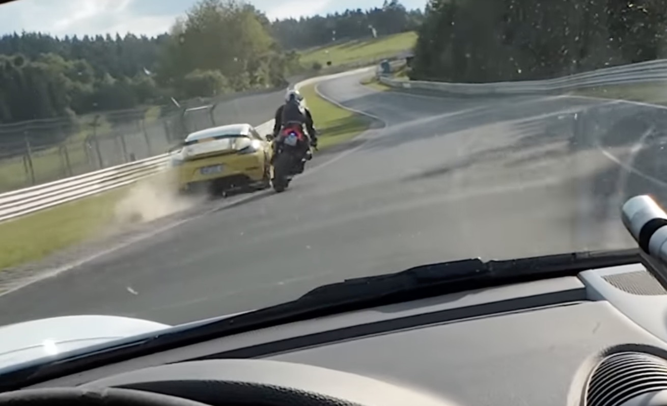 Ducati i Porsche prawie zderzyły się na Nürburgring Nordschleife. Wszystko uwieczniła kamera