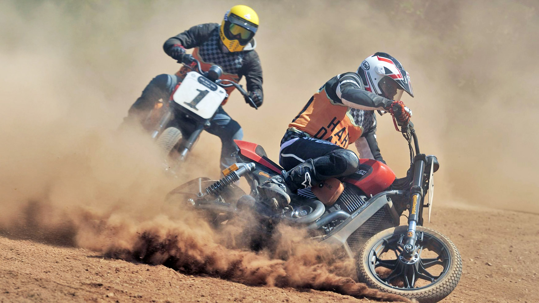 harley w tumanach kurzu flat track z