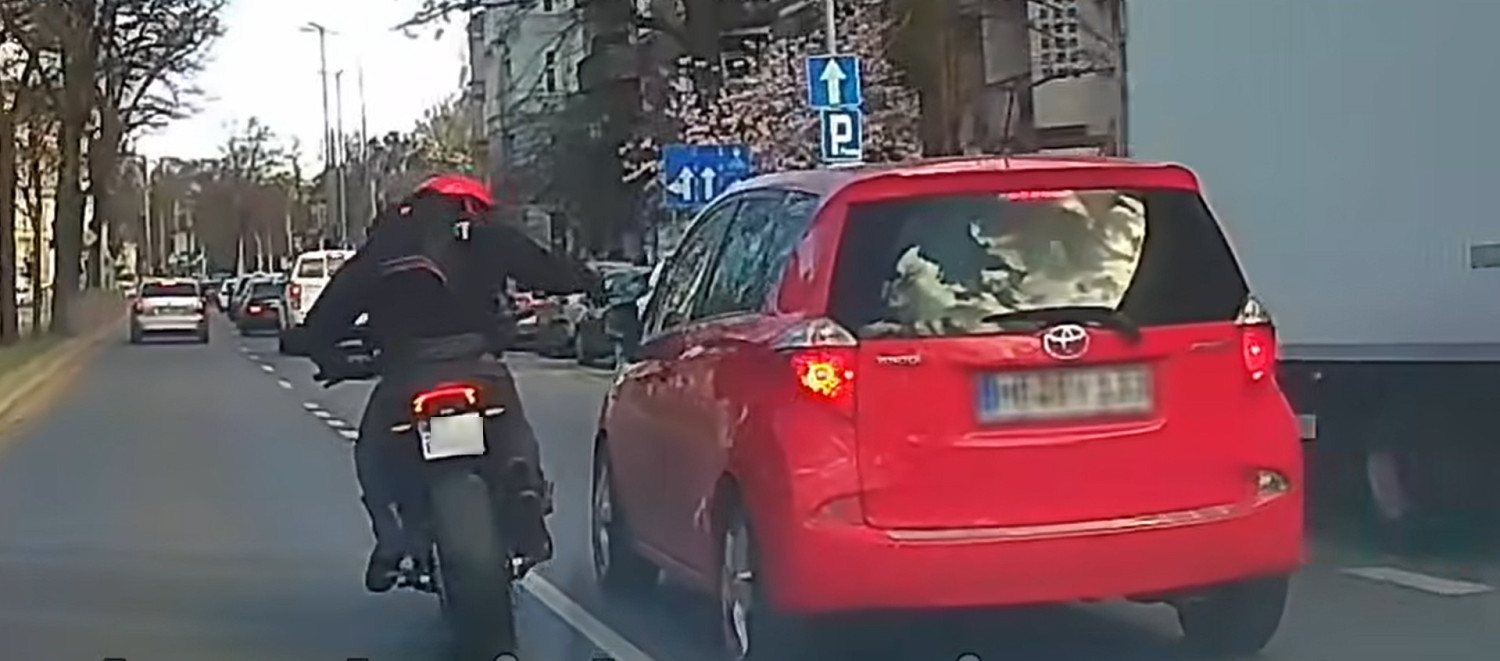 Motocyklista uderzał pięścią w jadący samochód. Ta sprawa jeszcze będzie miała dalszy ciąg?