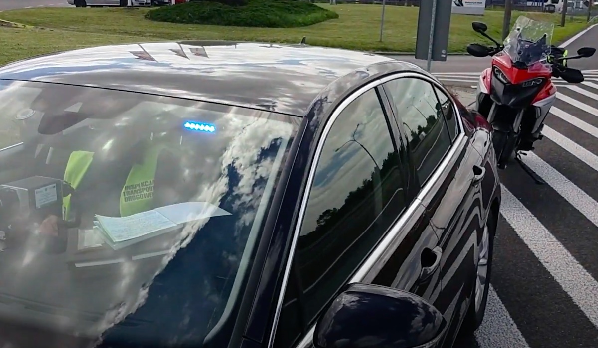 Nieoznakowane BMW patrzy. Kamera ukryta w aucie